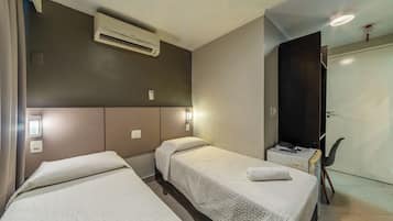 Escritorio y espacio para trabajar con laptop