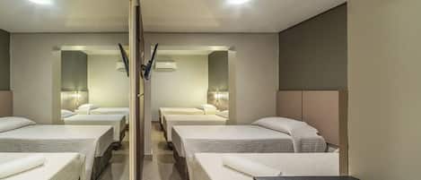 Chambre quadruple exécutive | Bureau, espace de travail pour ordinateurs portables