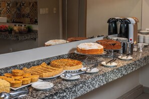 Free daily continental breakfast  - Hotel Minuano Express (Porto Alegre)