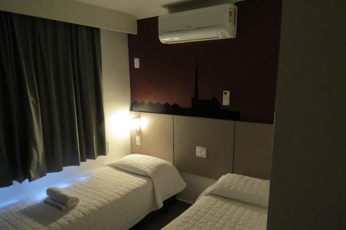 Deluxe-Zweibettzimmer, 2 Einzelbetten | Schreibtisch, laptopgeeigneter Arbeitsplatz, schallisolierte Zimmer