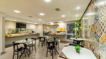 Café da manhã continental grátis todos os dias