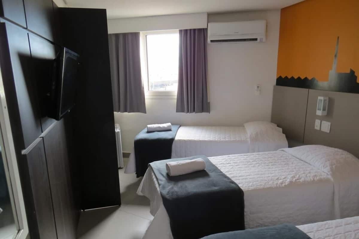 Deluxe-Dreibettzimmer | Schreibtisch, laptopgeeigneter Arbeitsplatz, schallisolierte Zimmer