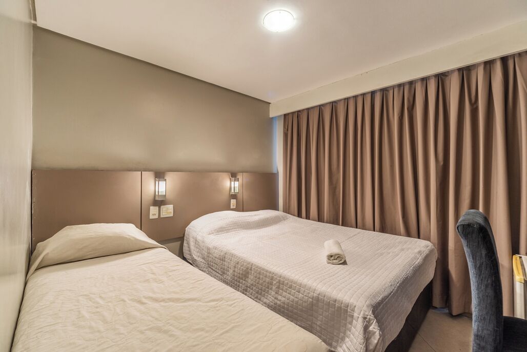 Quarto triplo executivo | Escrivaninha, espaço de trabalho para notebook, quartos à prova de som