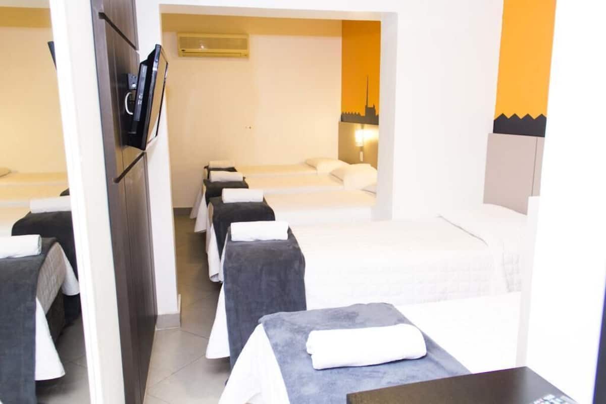 Deluxe-Vierbettzimmer | Schreibtisch, laptopgeeigneter Arbeitsplatz, schallisolierte Zimmer