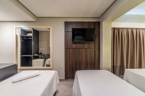 Executive Quadruple Room | Desk, laptop workspace, soundproofing, WiFi - Hotel Minuano Express (Porto Alegre)