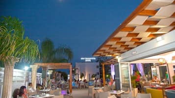 Breakfast, lunch and dinner served