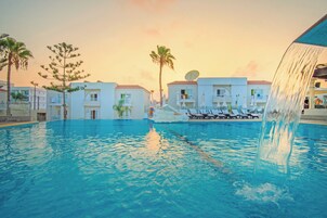 Kapalı yüzme havuzu, sezonluk açık havuz, havuz şemsiyeleri, şezlonglar 