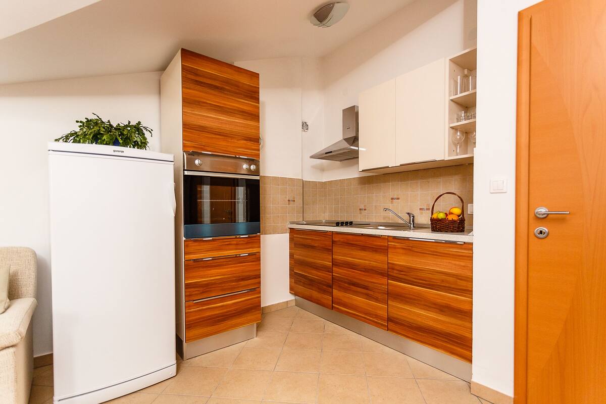 Fridge, microwave, stovetop, coffee/tea maker