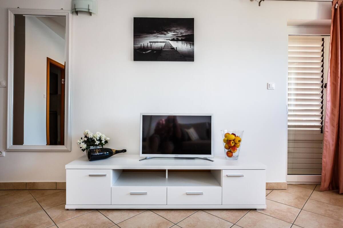 Comfort Apartment, 1 Bedroom, Balcony, Sea View | Living room | TV
