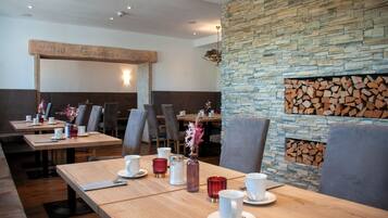 Tägliches Frühstücksbuffet (15.00 EUR pro Person)