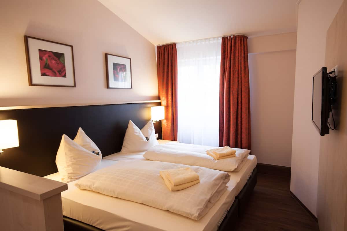 suite | hypo-allergenic bedding, in-room safe, desk, free wifi