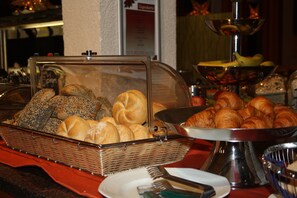 A buffet with various breads and pastries. - TaunusTagungsHotel (Friedrichsdorf)