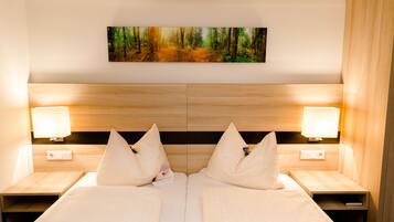 Hypo-allergenic bedding, in-room safe, desk, free WiFi