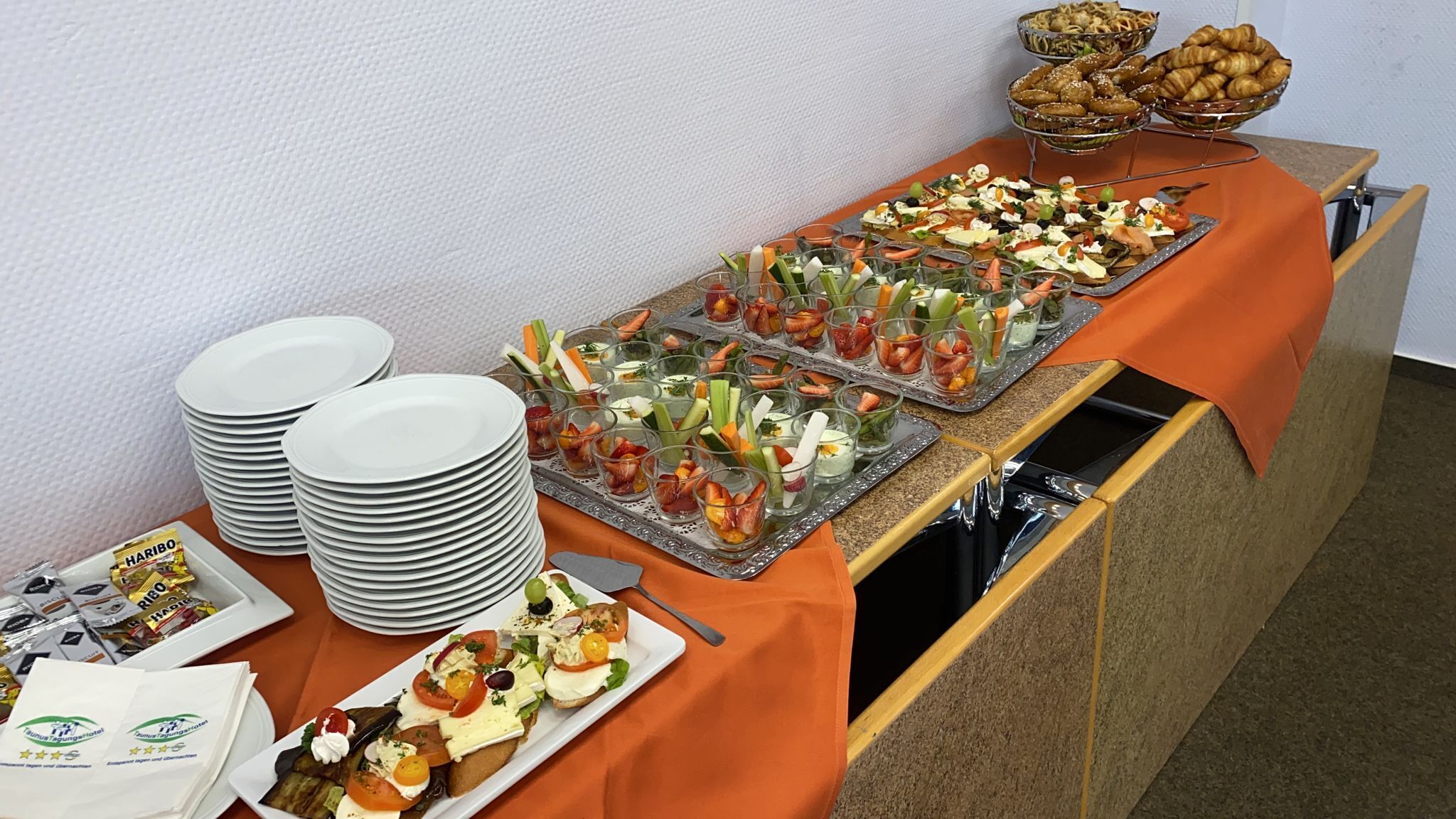 Una mesa de buffet con diversos alimentos y platos.