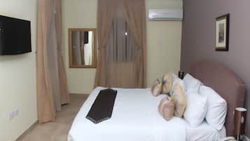 Een bureau, een laptopwerkplek, beddengoed