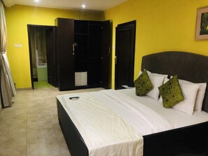 Executive Room | Desk, laptop workspace, bed sheets - TOC Hotel (Lekki)