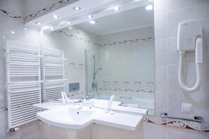 Apartment | Bathroom | Free toiletries, hair dryer, towels