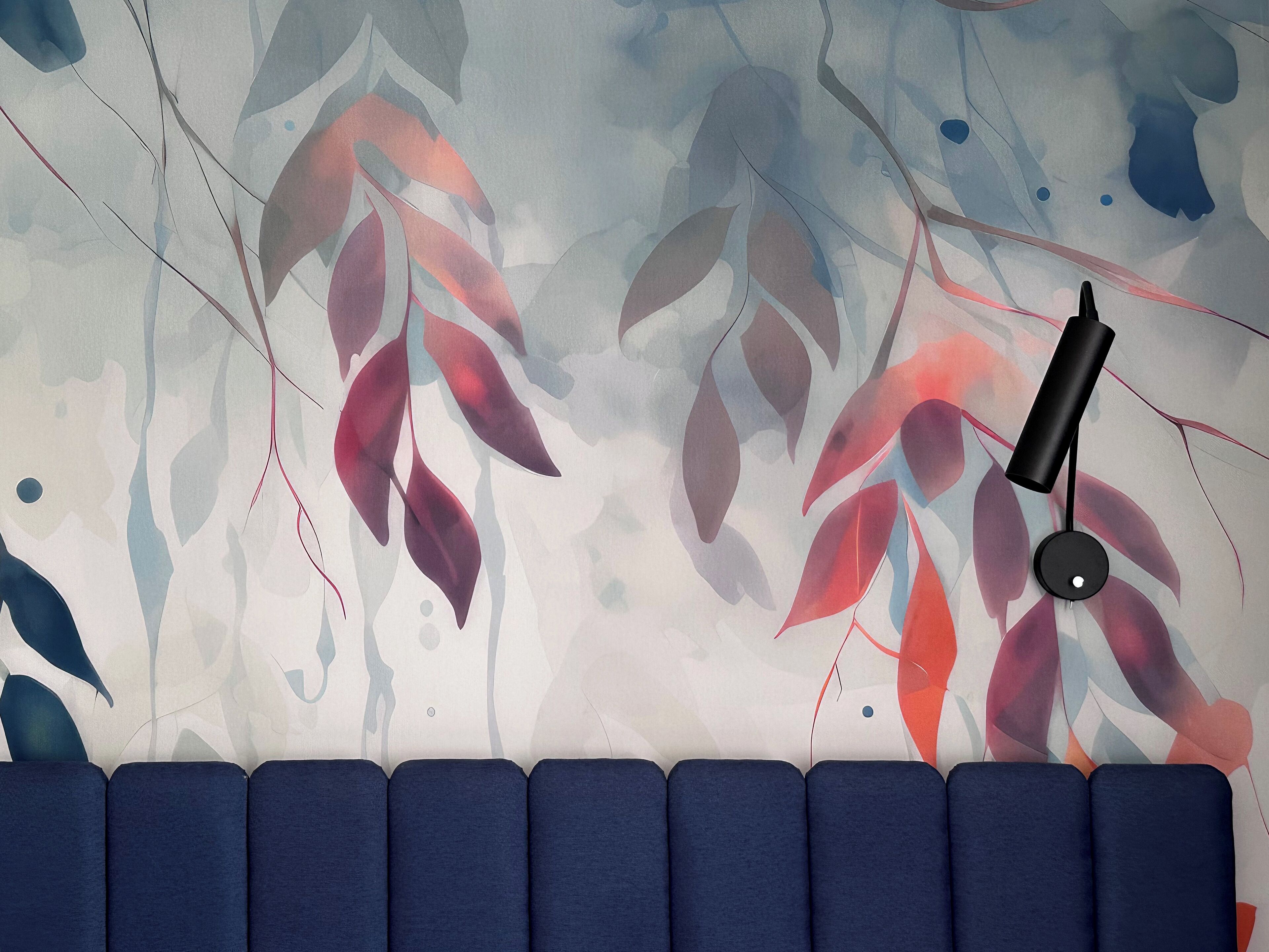 Una habitación con un papel tapiz estampado y un sofá azul.