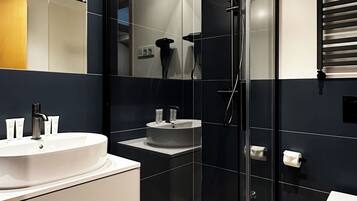 Gratis toiletartikelen, een haardroger, pantoffels, handdoeken