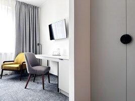 Desk, soundproofing, iron/ironing board, free WiFi