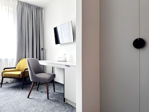 Schreibtisch, schallisolierte Zimmer, Bügeleisen/Bügelbrett