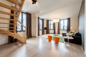 Dúplex City, 2 habitaciones, terraza | Zona de estar | Una televisión de pantalla plana