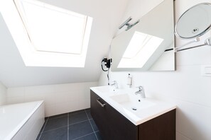 Maisonnette, 2 slaapkamers, terras | Badkamer | Gratis toiletartikelen, een haardroger, handdoeken