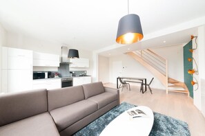 Appartement Duplex, 2 chambres, terrasse | Coin séjour | Télévision à écran plat