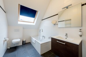 Gratis toiletartikelen, een haardroger, handdoeken