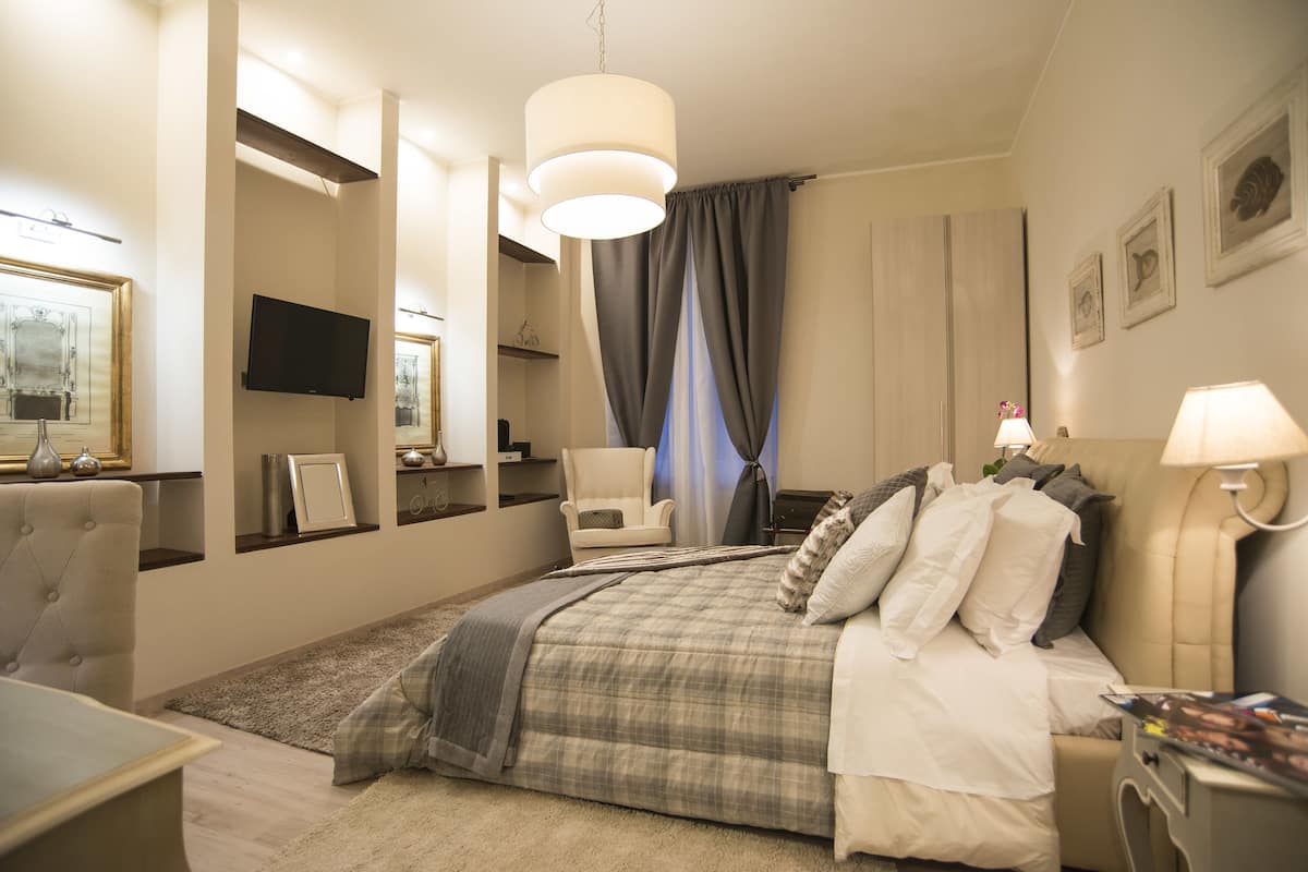 Junior suite | Luxe beddengoed, een minibar, een kluis op de kamer, een bureau