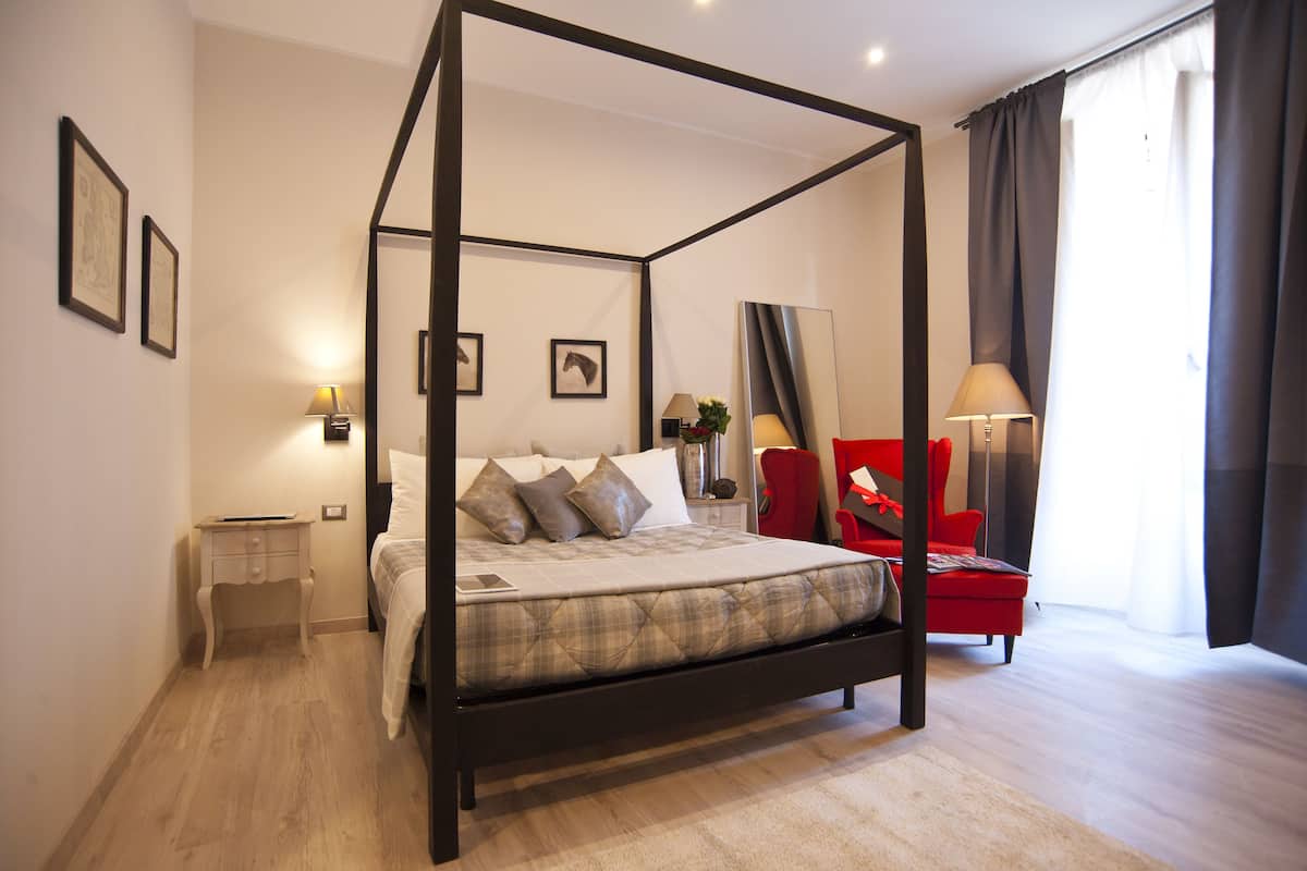 Suite | Luxe beddengoed, een minibar, een kluis op de kamer, een bureau