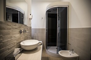 Junior Suite | Bathroom | Shower, free toiletries, hair dryer, bidet - Town House 62 (Rome)
