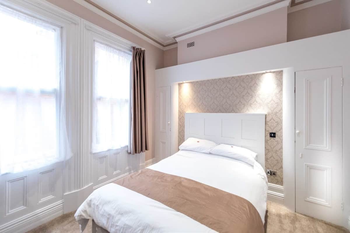 Deluxe Twin Room | Egyptian cotton sheets, desk, blackout drapes, soundproofing