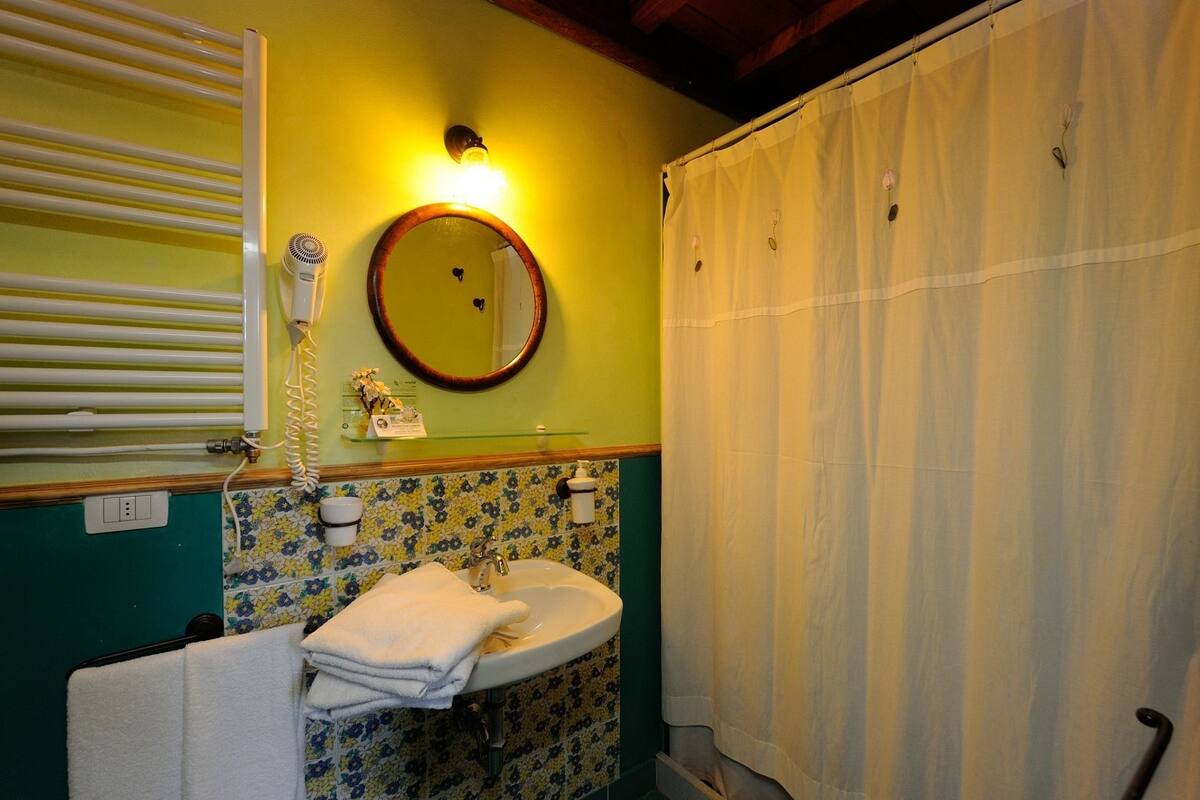 Comfort Double or Twin Room, Garden View | Bathroom | Shower, free toiletries, hair dryer, bidet