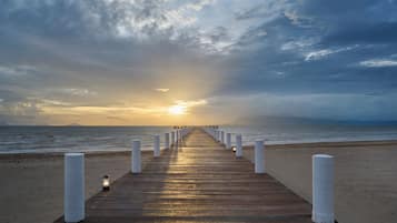 Private beach, sun-loungers, beach umbrellas, beach towels