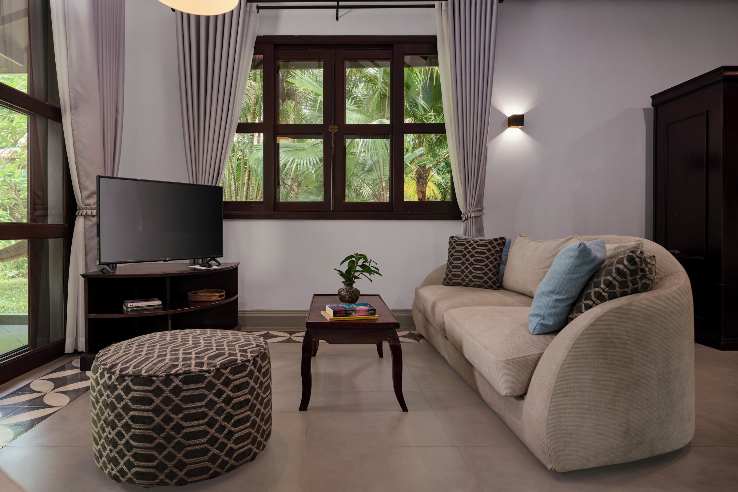 32-inch lcd tv with satellite channels, tv, dvd player