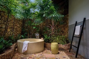 Deep soaking bathtub