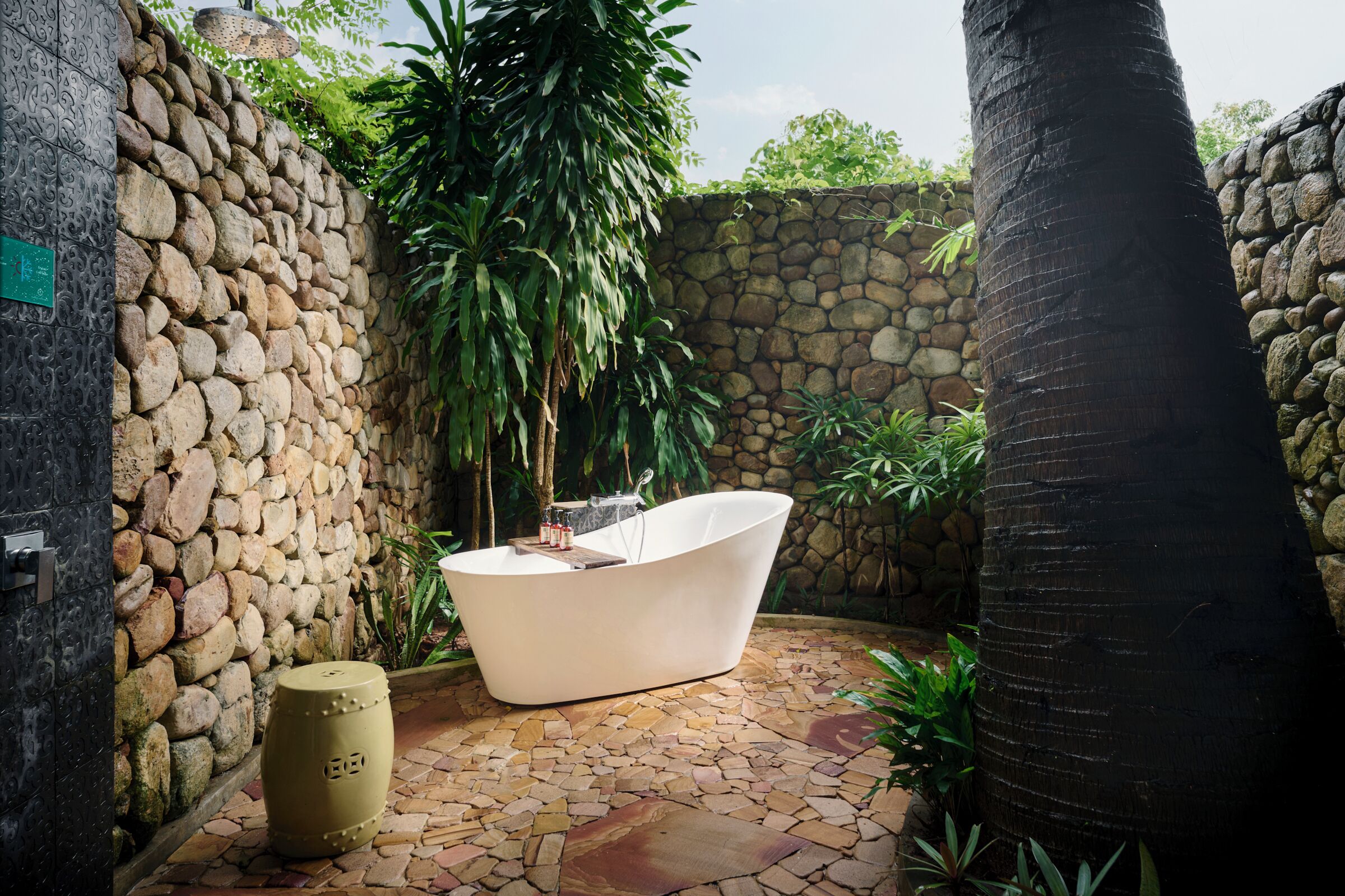 luxury suite | deep-soaking bathtub