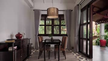 Family Suite (Suite) | Dining room