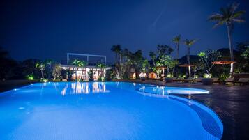 Kolam renang outdoor, dengan payung kolam renang dan kursi berjemur