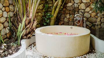 Ruang perawatan pasangan, hot tub, perawatan tubuh, dan aromaterapi