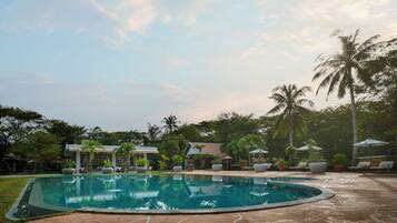 Outdoor pool, pool umbrellas, sun loungers