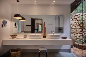 Habitación junior doble (Suite) | Baño | Bañera y ducha independientes y bañera profunda
