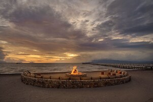 Private beach, sun-loungers, beach umbrellas, beach towels