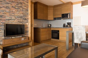 Fridge, microwave, stovetop, dishwasher - Résidence Koh-I Nor by Les Etincelles (Les Belleville)