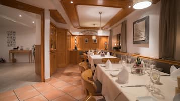 Se sirven comidas, cenas y cocina regional con mesas al aire libre
