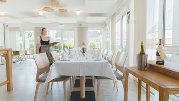 Lunch, dinner served; Regional cuisine, al fresco dining