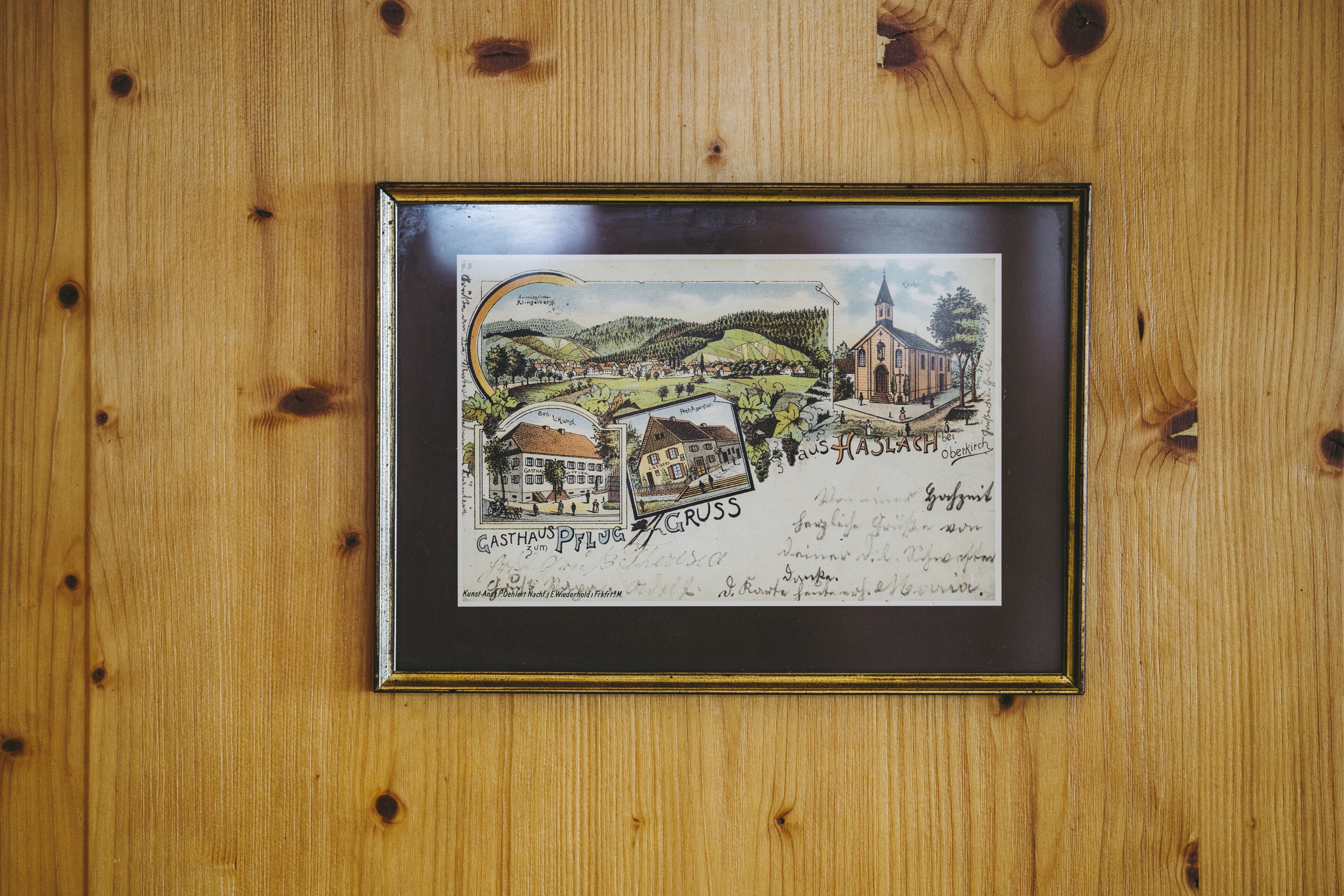 Ilustración enmarco de un pueblo con una iglesia, un puente y una colina.