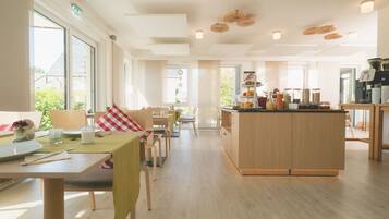 TĂ€gliches inbegriffenes FrĂŒhstĂŒcksbuffet