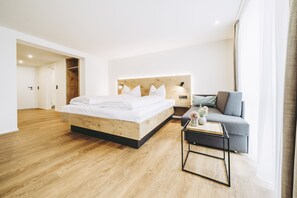 Minibar, in-room safe, desk, laptop workspace - Pflugwirts Hotel und Gasthaus (Oberkirch)